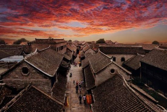 已建成並開放接待游客的窯灣古鎮，大量仿古建築布局整齊劃一，失去了原有風貌