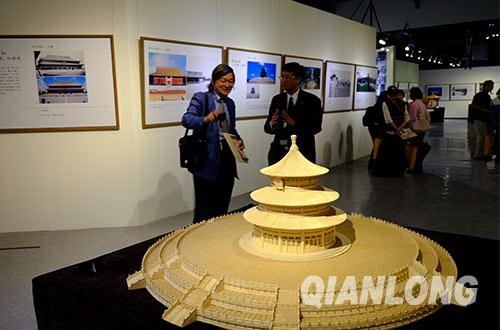 台南觀眾在參觀北京天壇祈年殿模型 攝影 千龍網記者 王立立