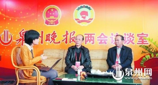 林順清（中）、黃金電（右）與本報記者討論西街片區改造（陳小陽