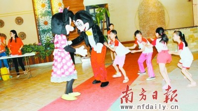 小候鳥夏令營，政府與社工組織當主心骨。游玉華 攝