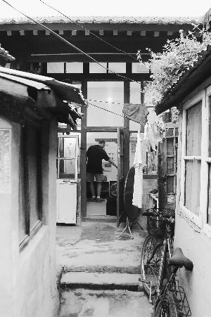 麥爾曾居住的北京炭兒胡同四合院內部全景。他說那裡毫無隱私可言。