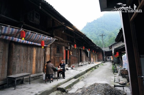 走了好一會兒，才看到幾個人在玩麻將