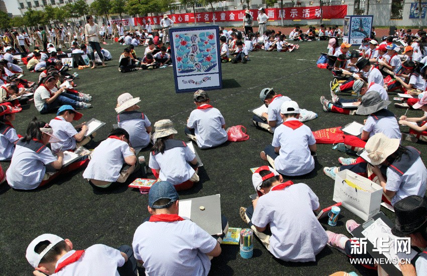 （1）5月21日，在上海金山千年古鎮楓泾，當地小學生在進行繪畫創作。
