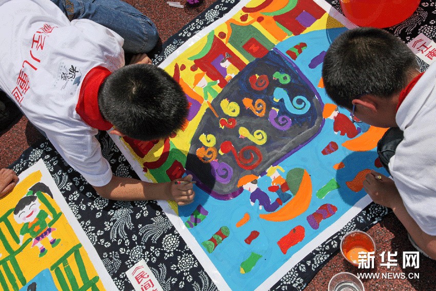 （1）5月21日，在上海金山千年古鎮楓泾，當地小學生在進行繪畫創作。