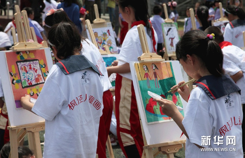 （1）5月21日，在上海金山千年古鎮楓泾，當地小學生在進行繪畫創作。