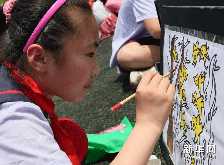 （1）5月21日，在上海金山千年古鎮楓泾，當地小學生在進行繪畫創作。