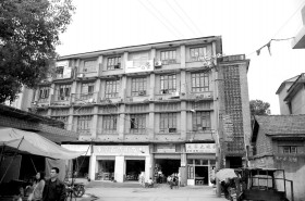 建於上世紀60年代的朱亭供銷社,是株洲縣至今發現的唯一一座蘇式建築風格的房子(攝友團 劉志慧 攝)