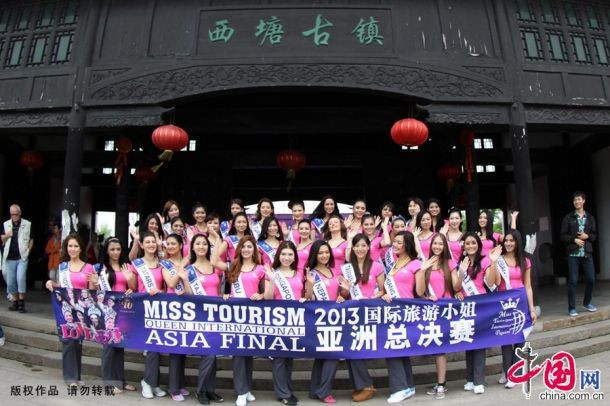 圖為各國參賽佳麗在西塘水鄉古鎮展示風采。中國網圖片庫 胡凌翔/攝