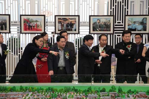 參會領導參觀微山湖旅游規劃展館-攝影：海寧