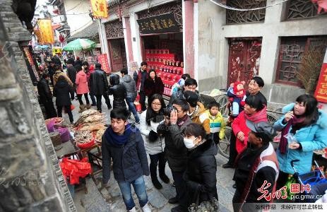 游客在古鎮三河游覽