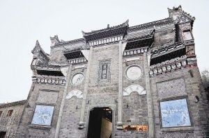 黃州館正面三重檐門樓高10余米，蔚為大觀