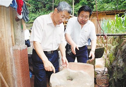 劉棟林右為著名新聞理論家、散文家梁衡左介紹古鎮文化。