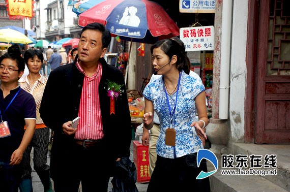 央視著名主持人長嘯在三河古鎮參觀.