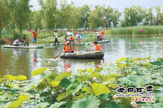 7月1日，為期3天的“2012青城古鎮文化旅游節”圓滿落幕。3天時間裡來自四面八方的游客，或撫桿釣魚，或泛舟賞荷，用心品讀古老的青城民間文化和感受秀美的田園風光。本報記者呂亞龍