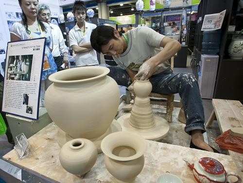 5月29日，在京交會“非遺”展區，江西景德鎮手工拉坯傳承人馮紹興現場為參觀者演示手工拉坯。新華社發（趙冰 攝）