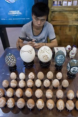 5月29日，在京交會“非遺”展區，蛋雕工藝師現場制作工藝蛋雕。新華社發（趙冰 攝）