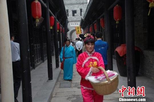 中共江西省委統戰部副部長舒國華和新沂市市長趙立群一起揭牌邵國棟攝