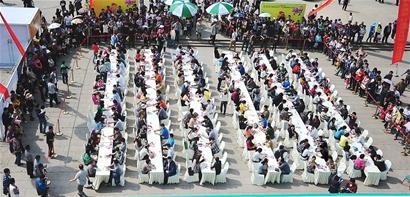 800余人古鎮同場相親