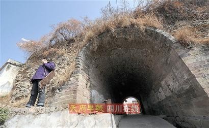 2007年3月19日，當雅（安）西（昌）高速公路開工儀式在雅安揮下第一鏟時，32萬漢源人知道，機會來了。但彼時的蘿卜崗，還只是一片荒山，水、電、路樣樣不通。