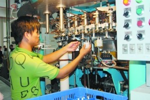 圖為工人檢測節能燈。
