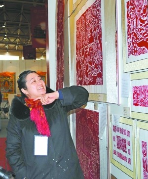 走進位於西四北大街的北京市西城區非物質文化遺產展示中心，泥塑臉譜、象牙雕、皮影、鼻煙壺內畫、曹氏風筝……一項項非物質文化遺產邊展邊售。