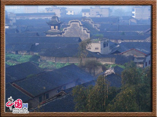 清晨的李莊。如果不是中間幾座新修的建築，會覺得這裡還一如往昔。