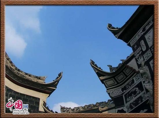 天上宮。藍天和飛揚的檐角形成自然的弧形。