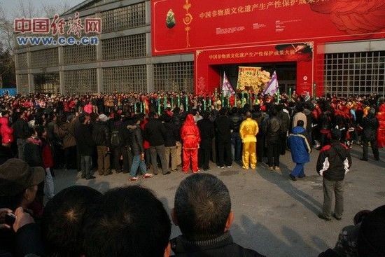 展館外數百人觀看“非遺”表演