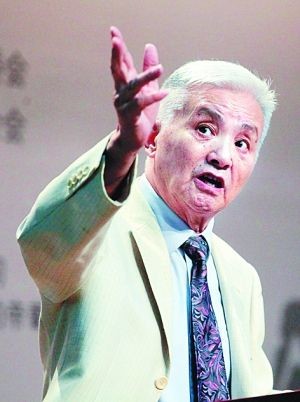 　　阮儀三在“老房子保護和收藏論壇上”