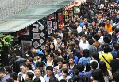 2013年10月2日,成都市區錦裡,游人如織。當日是國慶長假第二天,近郊游開始火爆。