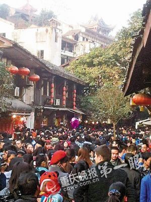 磁器口街道上人推著人往前走
