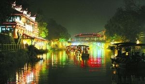 小南河景區，游人泛舟河上，觀景聽戲、品茶淺談，情趣盎然。