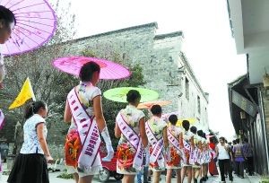 參加第29屆世界旅游小姐大賽安徽總決賽的20名選手走進三河古鎮，感受獨特歷史與文化。