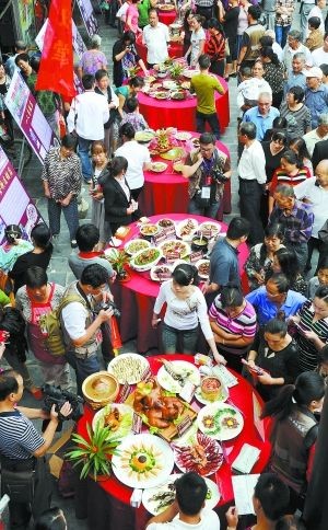 美食節上展示的古鎮特色菜肴多達200多種，游人感受著“舌尖上的三河”。