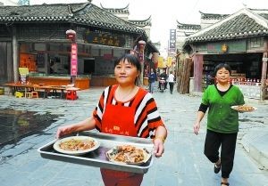 古鎮上的“廚娘”們端出自己做的拿手好菜，參加美食節佳肴比賽。