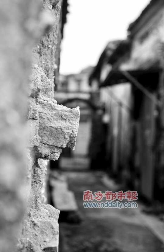 珠海白石街，古建築的房屋牆面已經嚴重破壞。