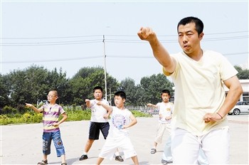 唐勝軍在向學生傳授唐傳形意拳。 本報記者 楊惠全 攝