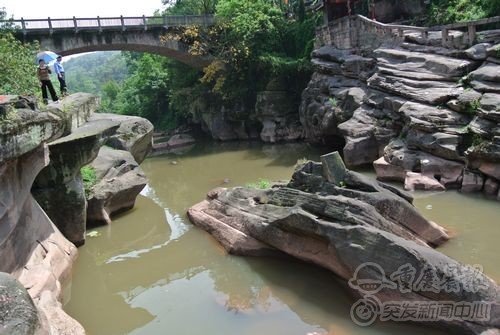 游客正在觀賞“泰坦尼克撞冰山”.JPG
