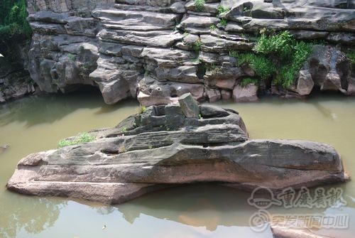 筍溪河中酷似“泰坦尼克號”的巨石.JPG