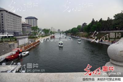 陝西西安：護城河泛舟成為“五一”旅游新亮點