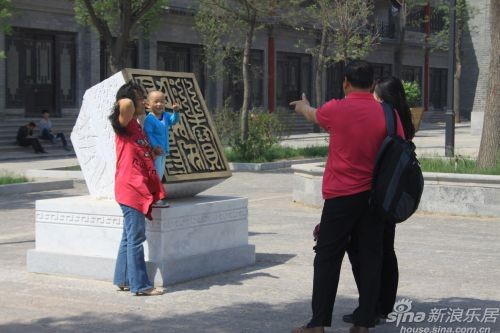 游人合影留念