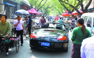 長辛店鎮老街五裡長街，兩側各種商販雲集，騎自行車是最快的交通方式。