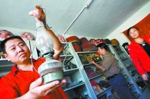 社區居委會內一間20平方米的平房裡，整齊擺放著各種老物件。
