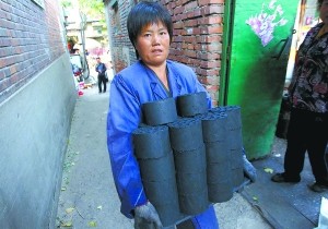 提勺打醬油、蜂窩煤取暖……這裡人們仍保留著舊時的生活方式。