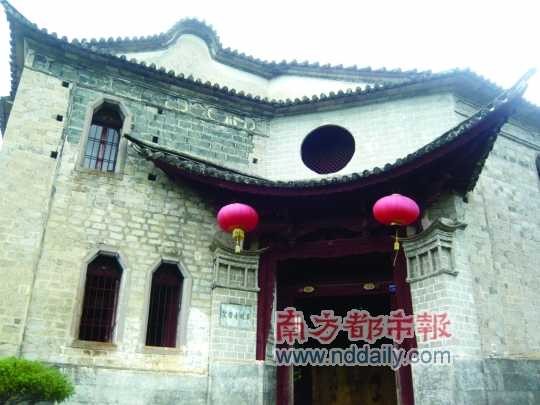 小河繞村而過，為和順增添了幾分靈動。