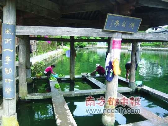 小河繞村而過，為和順增添了幾分靈動。