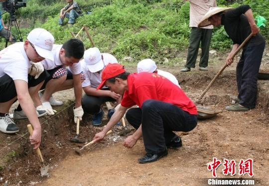 志願者在考古人員的指導下進行發掘清理考古工地　鄧霞　攝