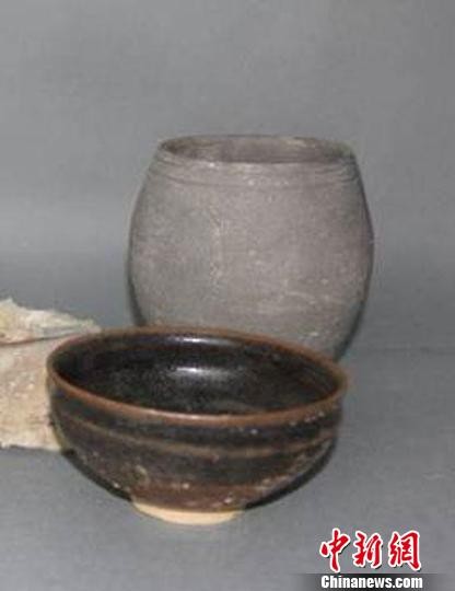 圖為出土的隨葬灰陶罐、醬釉瓷碗等器物。 馬可房 攝