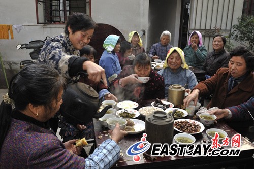 阿婆茶市級傳承人朱慧寶在家請鄉鄰喝阿婆茶。