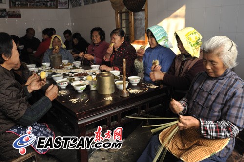 阿婆茶被當地人稱為“邊喝茶，邊聊天，嘴不閒，手不停”的一種喝茶習俗。